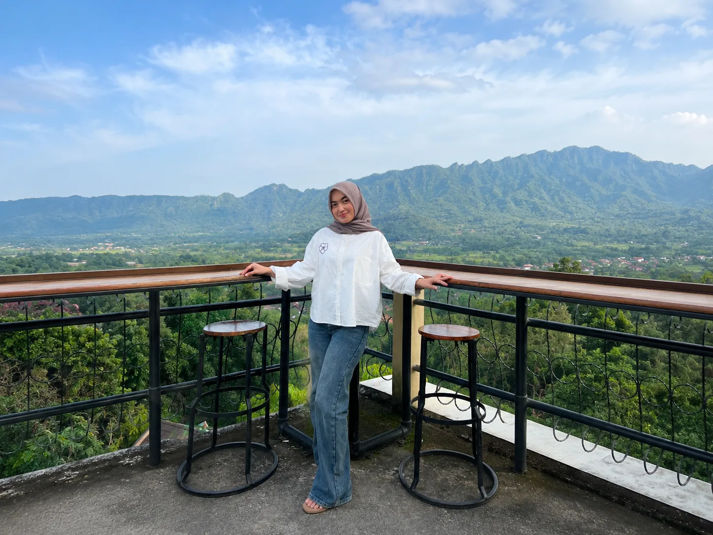 Area outdoor Kedai Bukit Rhema dengan pemandangan Pegunungan Menoreh