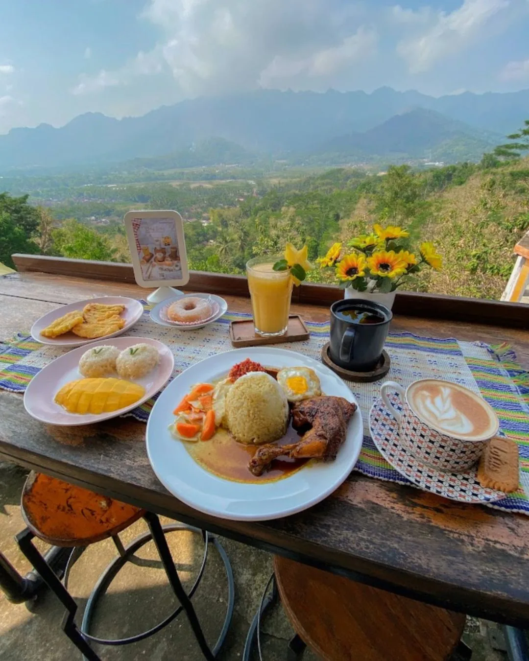 Menu rekomendasi Kedai Bukit Rhema dengan pemandangan Pegunungan Menoreh