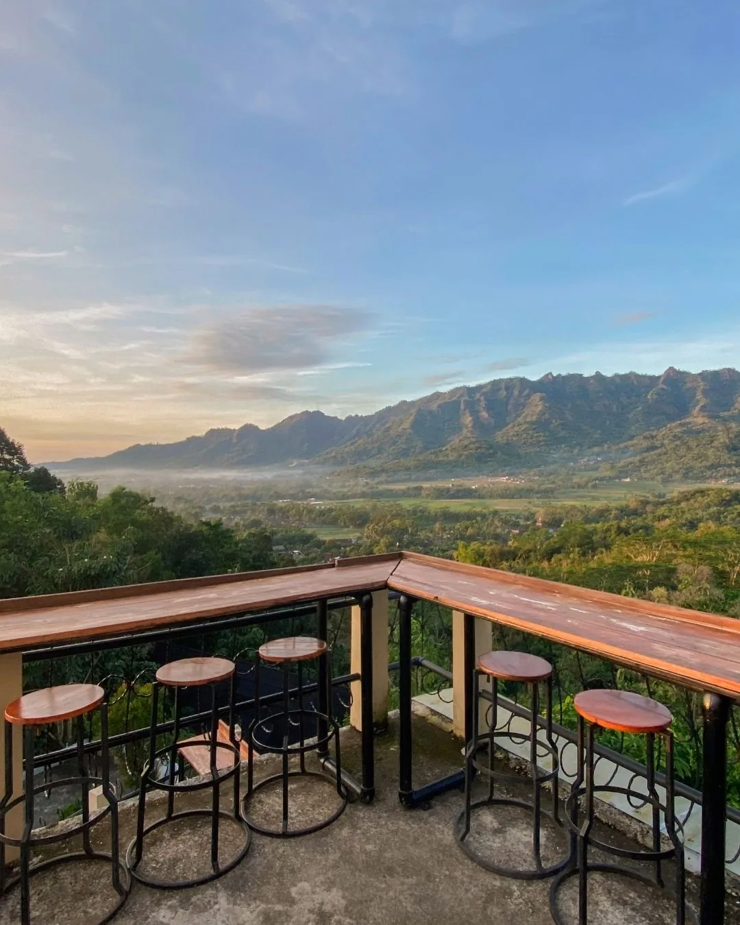 View lantai 3 Kedai Bukit Rhema dengan Pegunungan Menoreh