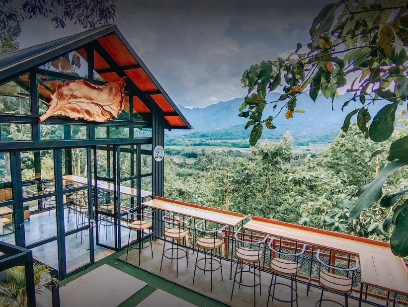 Rerempah Kedai Bukit Rhema dengan pemandangan bukit