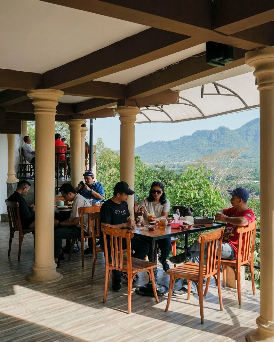 Suasana lantai 2 Kedai Bukit Rhema untuk makan santai