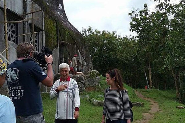 Daniel Alamsjah bersama tamu di kawasan Bukit Rhema