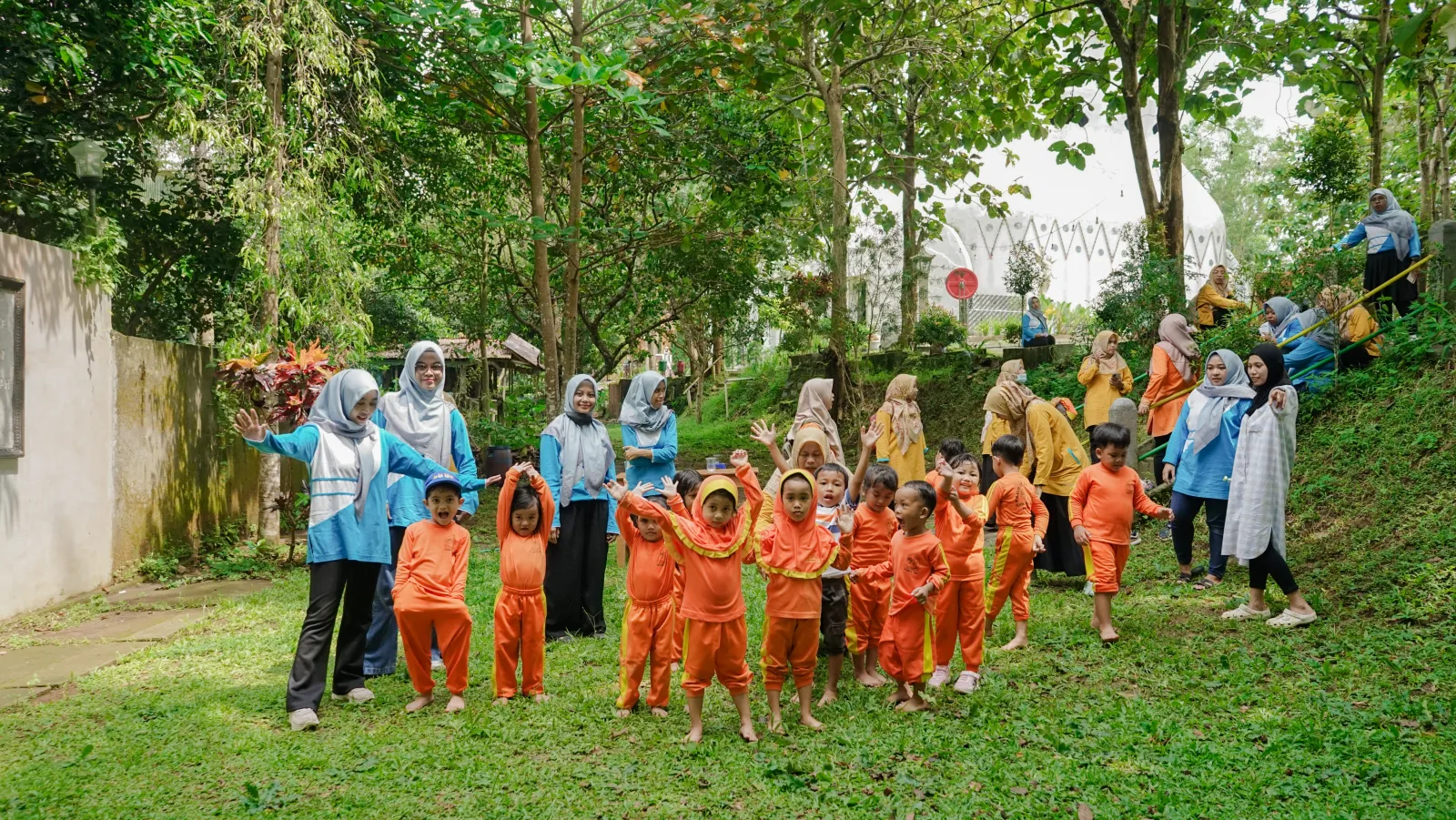 Anak-anak TK dan guru mengikuti outing di alam Bukit Rhema.