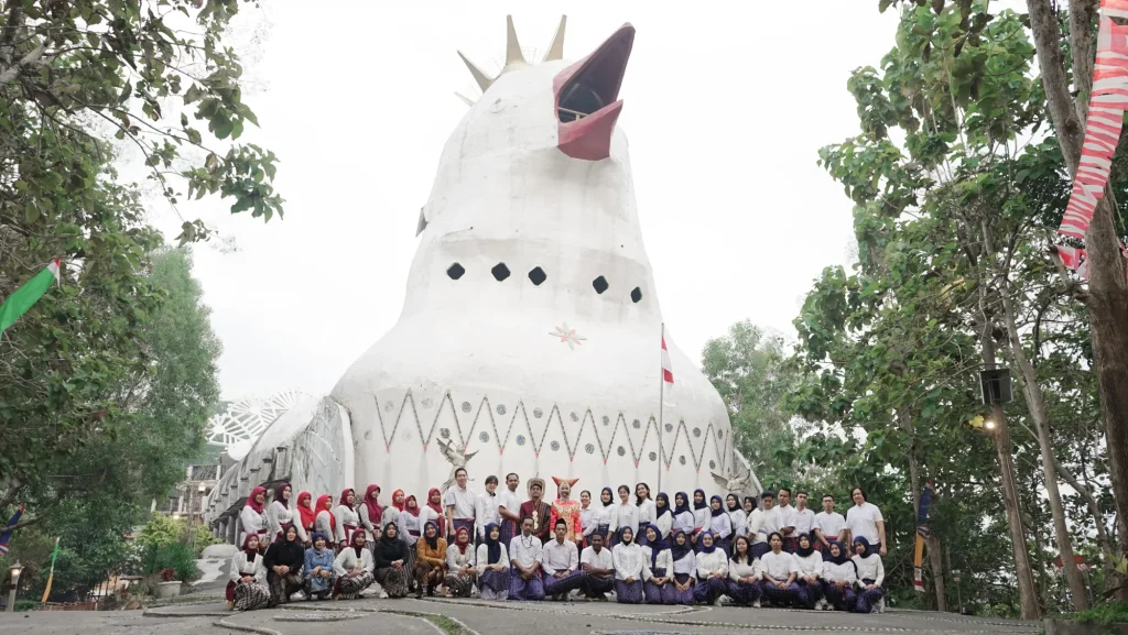 Sejarah Gereja Ayam: Di Balik Mahkota Merpati Bukit Rhema
