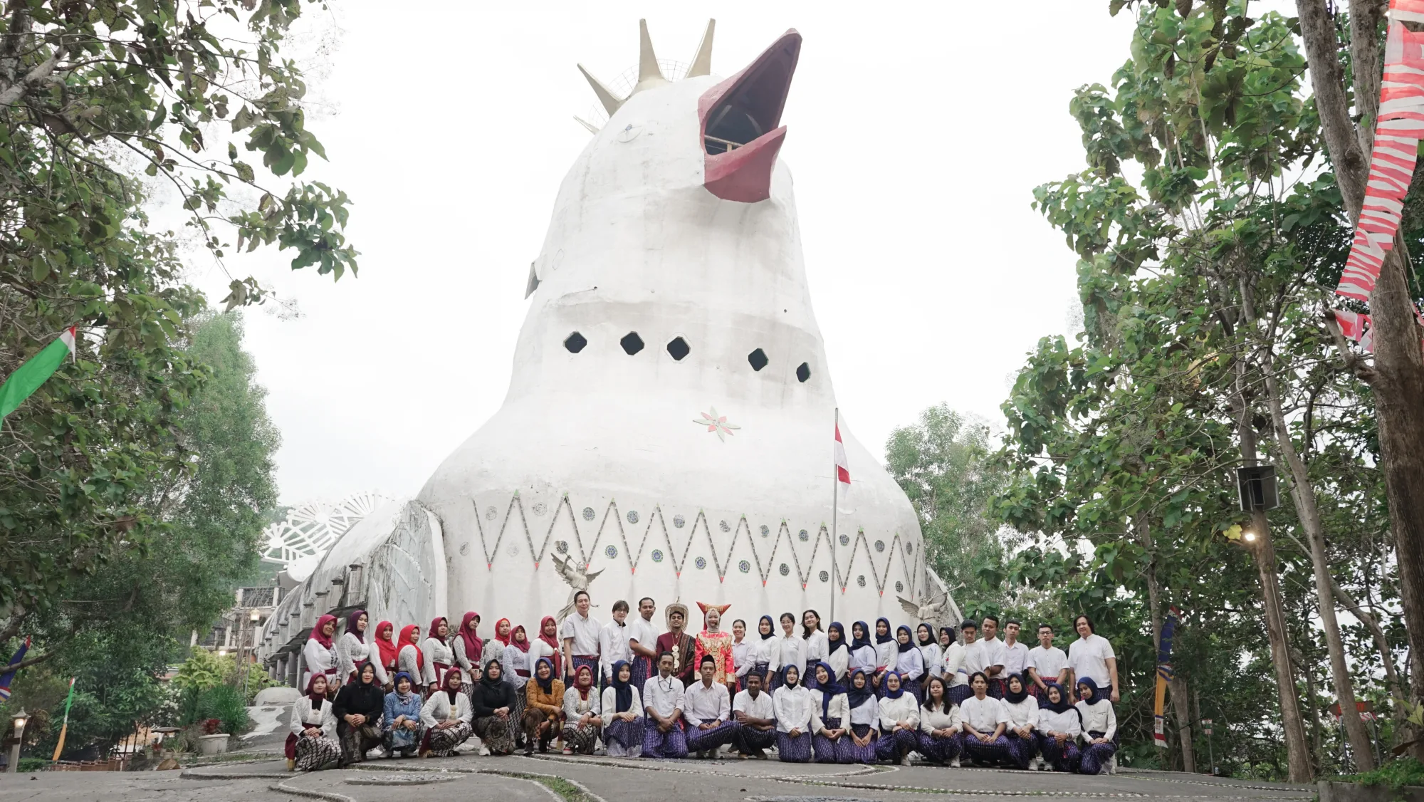 Gereja Ayam atau bangunan merpati Bukit Rhema bersama tim Yayasan Sinar Bukit Rhema.