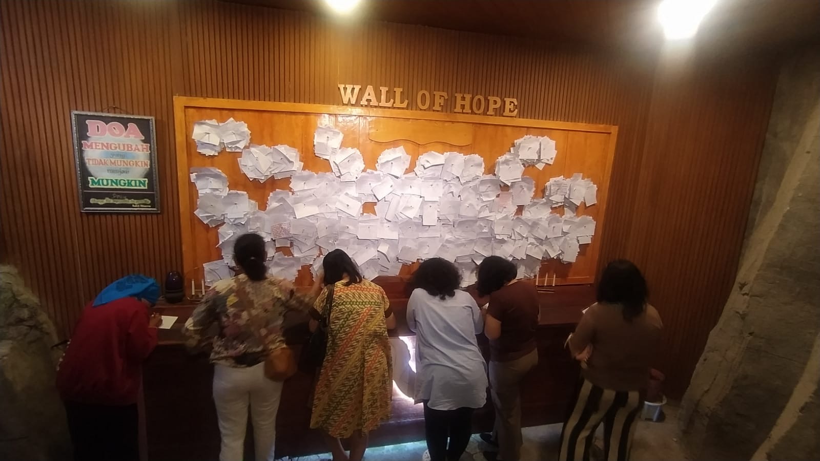 Klien Panti Rehabilitasi Betesda menuliskan doa dan harapan di Wall of Hope Bukit Rhema