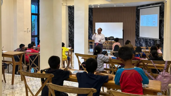 Bukit Rhema Mengajar untuk anak-anak desa sekitar