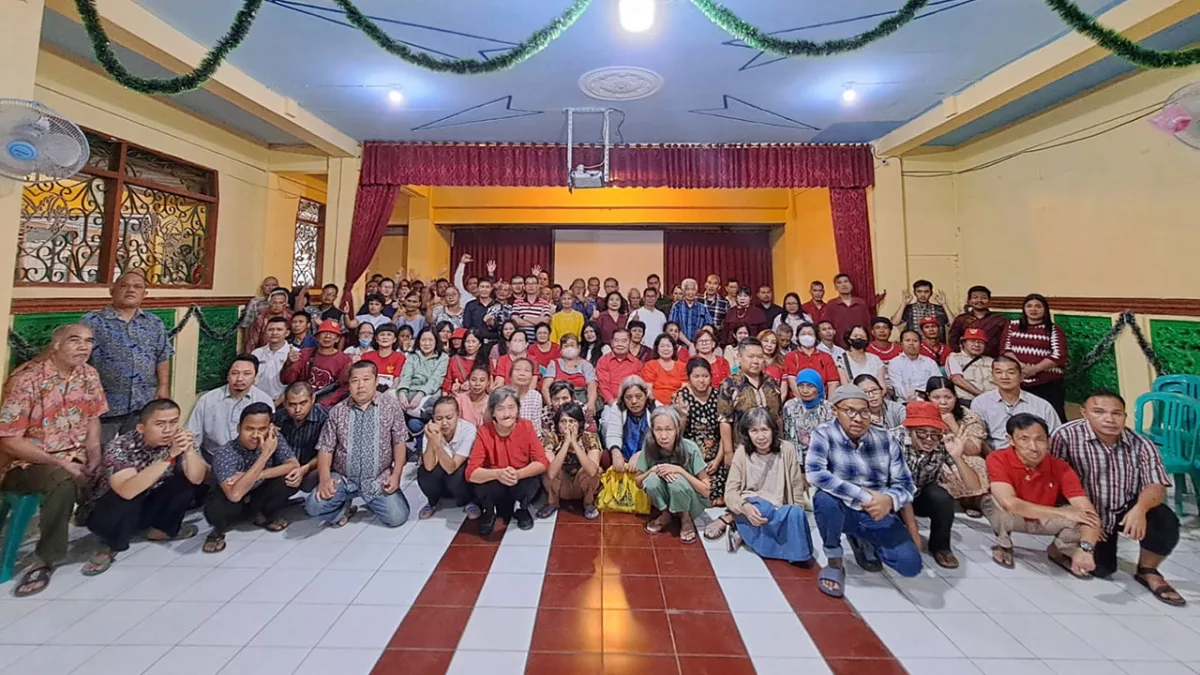 Foto bersama keluarga besar Panti Rehabilitasi Betesda