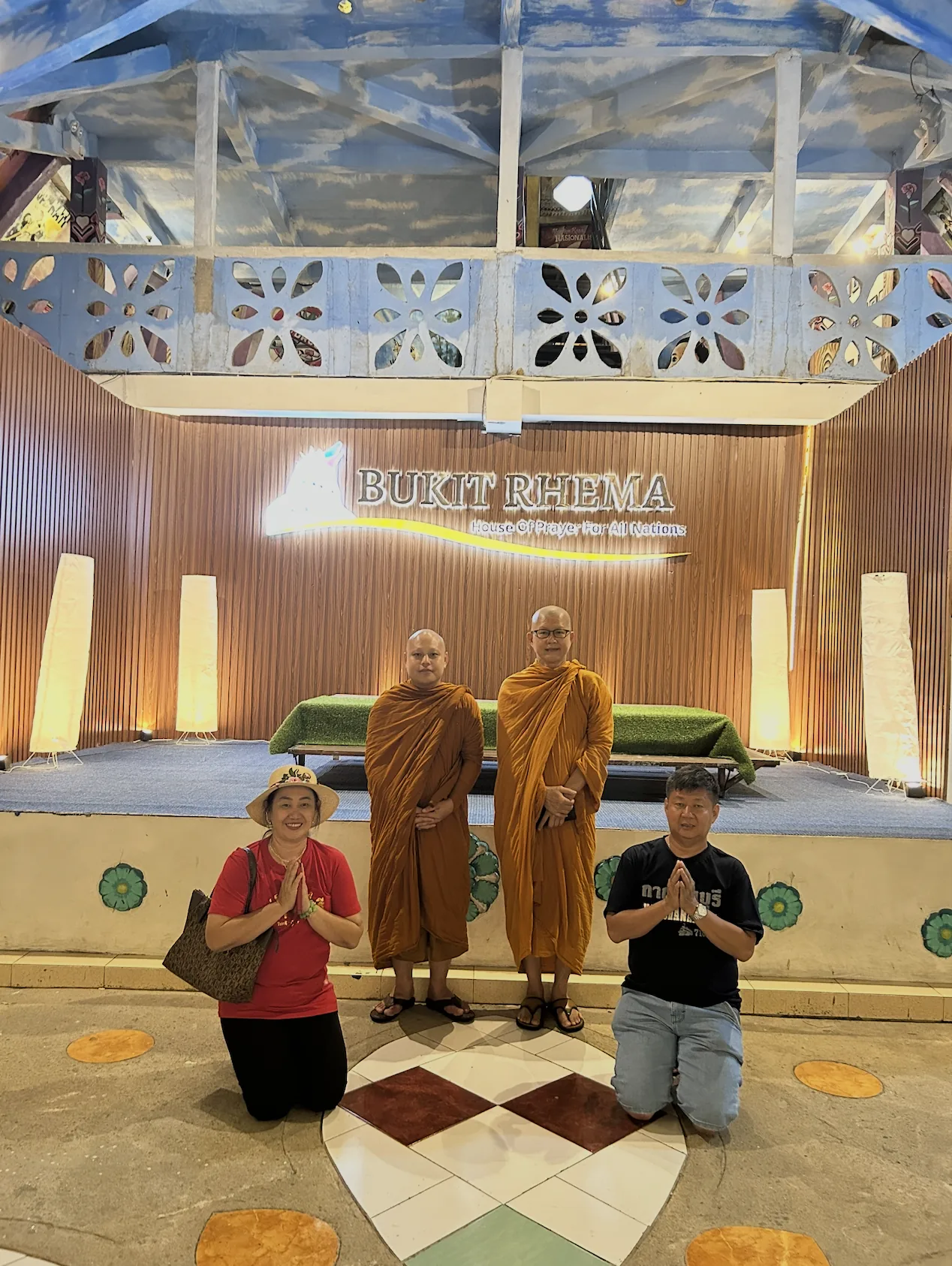 Biksu Buddha berdoa di Bukit Rhema — Rumah Doa Bagi Segala Bangsa — toleransi beragama