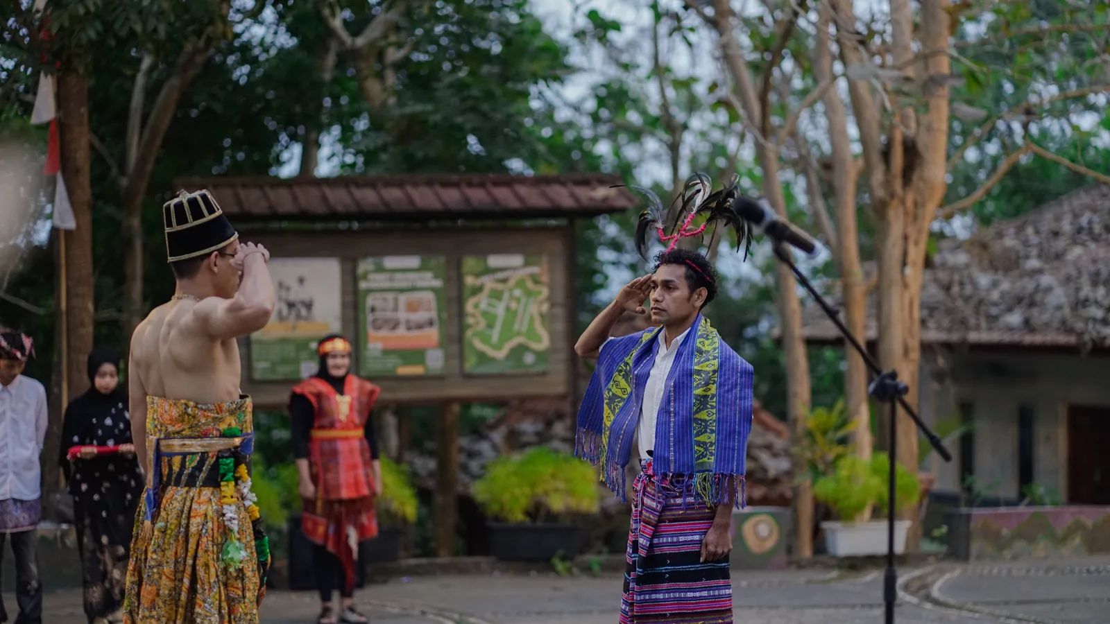 Pembina upacara baju adat Solo dan pemimpin upacara baju adat NTT memberi hormat di Bukit Rhema
