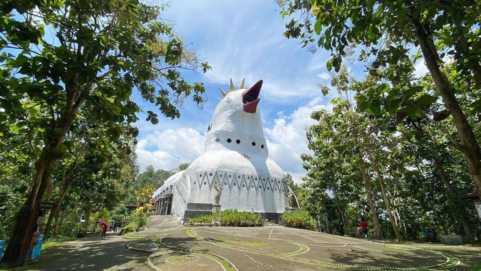 Bangunan merpati bermahkota Rumah Doa Bukit Rhema di pagi hari