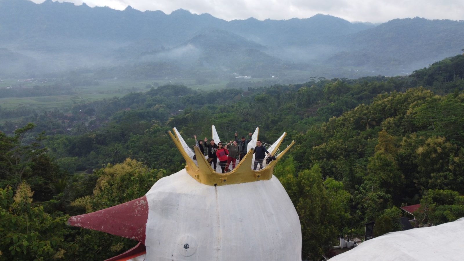 Panorama perbukitan Menoreh dari lantai atas Bukit Rhema saat sunrise