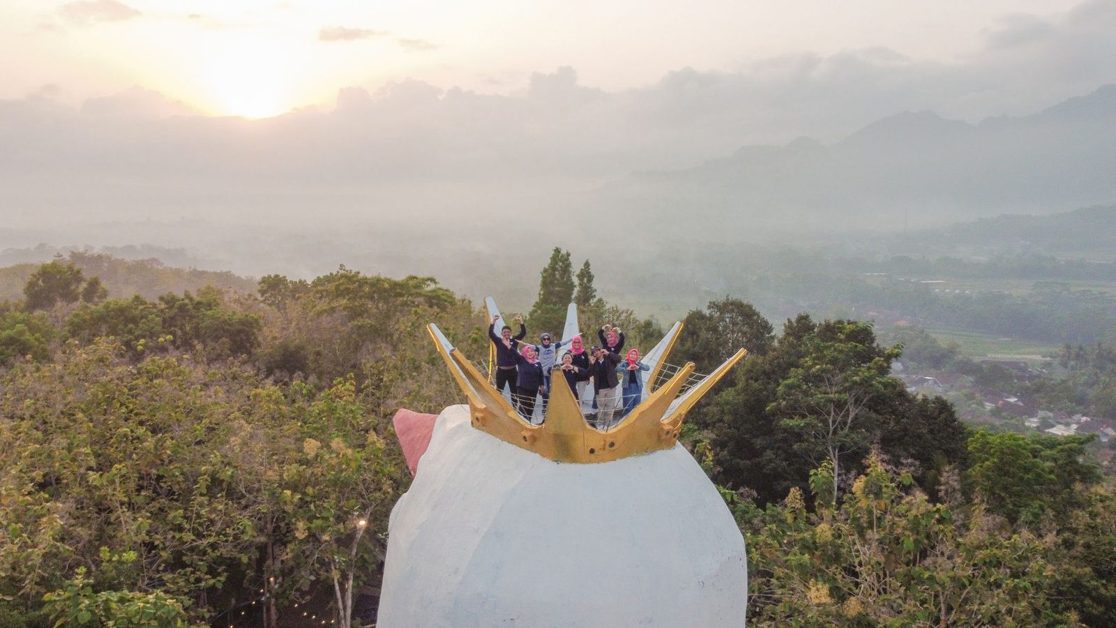 Sunrise di Rumah Doa Bukit Rhema dengan cahaya lembut di atas bukit Magelang