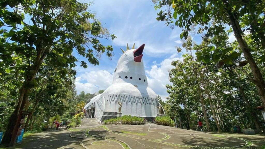 Tempat wisata dekat Borobudur: Rumah Doa Bukit Rhema merpati bermahkota di halaman berbatu Magelang