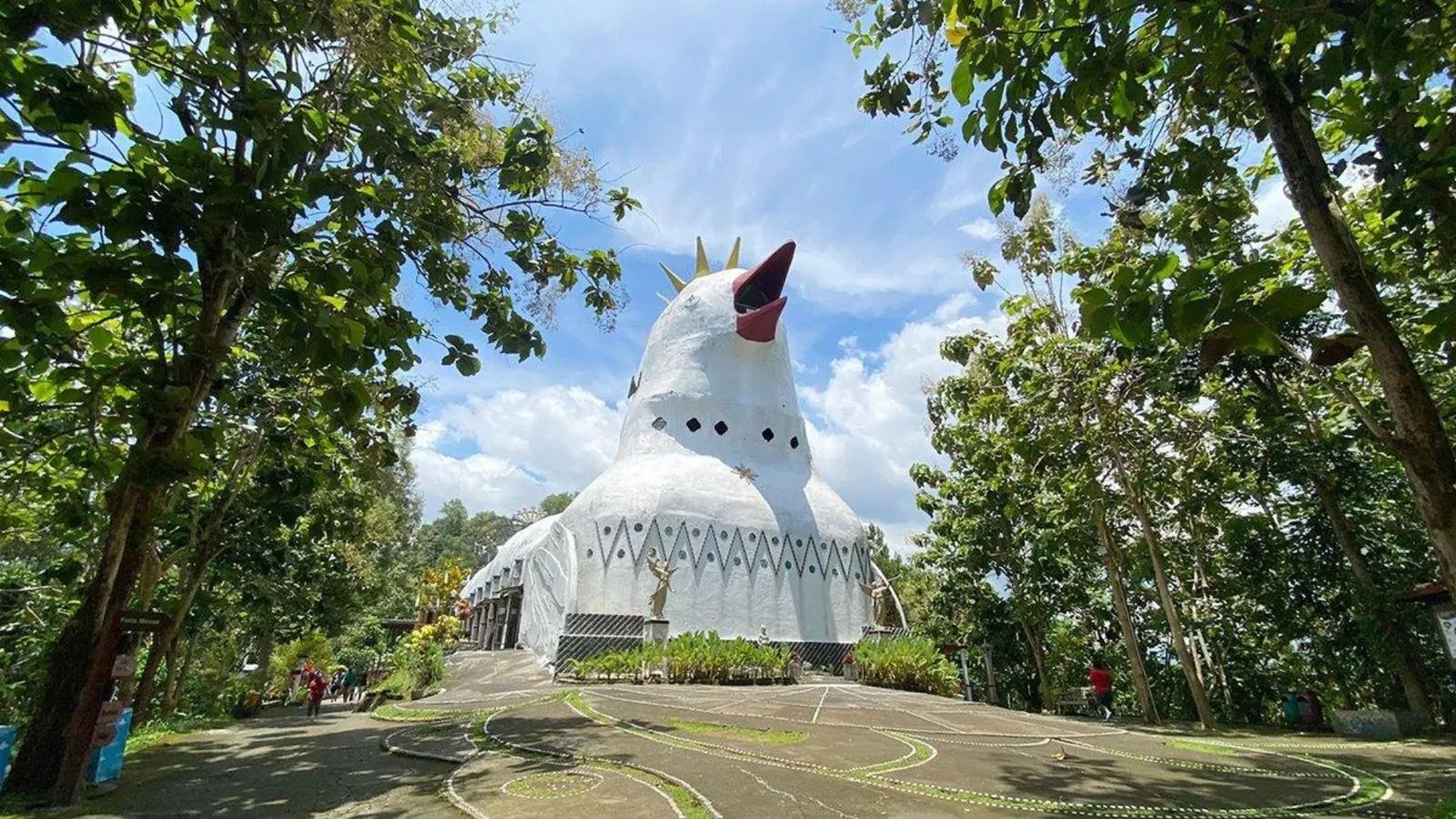 Tempat wisata dekat Borobudur: Rumah Doa Bukit Rhema merpati bermahkota di halaman berbatu Magelang