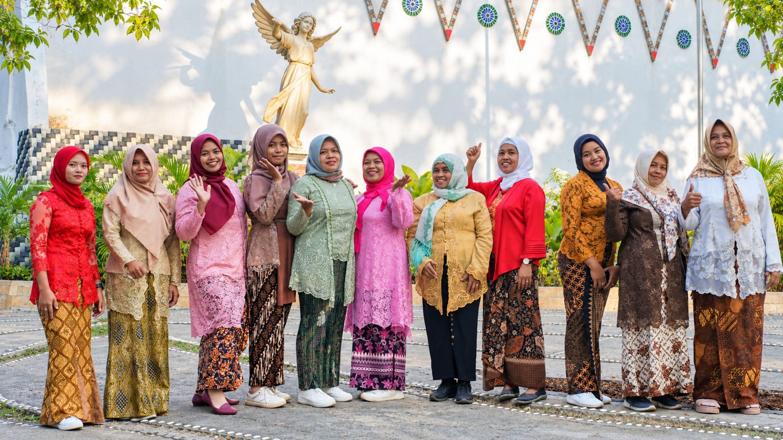 Rombongan ibu-ibu berkebaya dan berkain batik berfoto bersama di kawasan Bukit Rhema