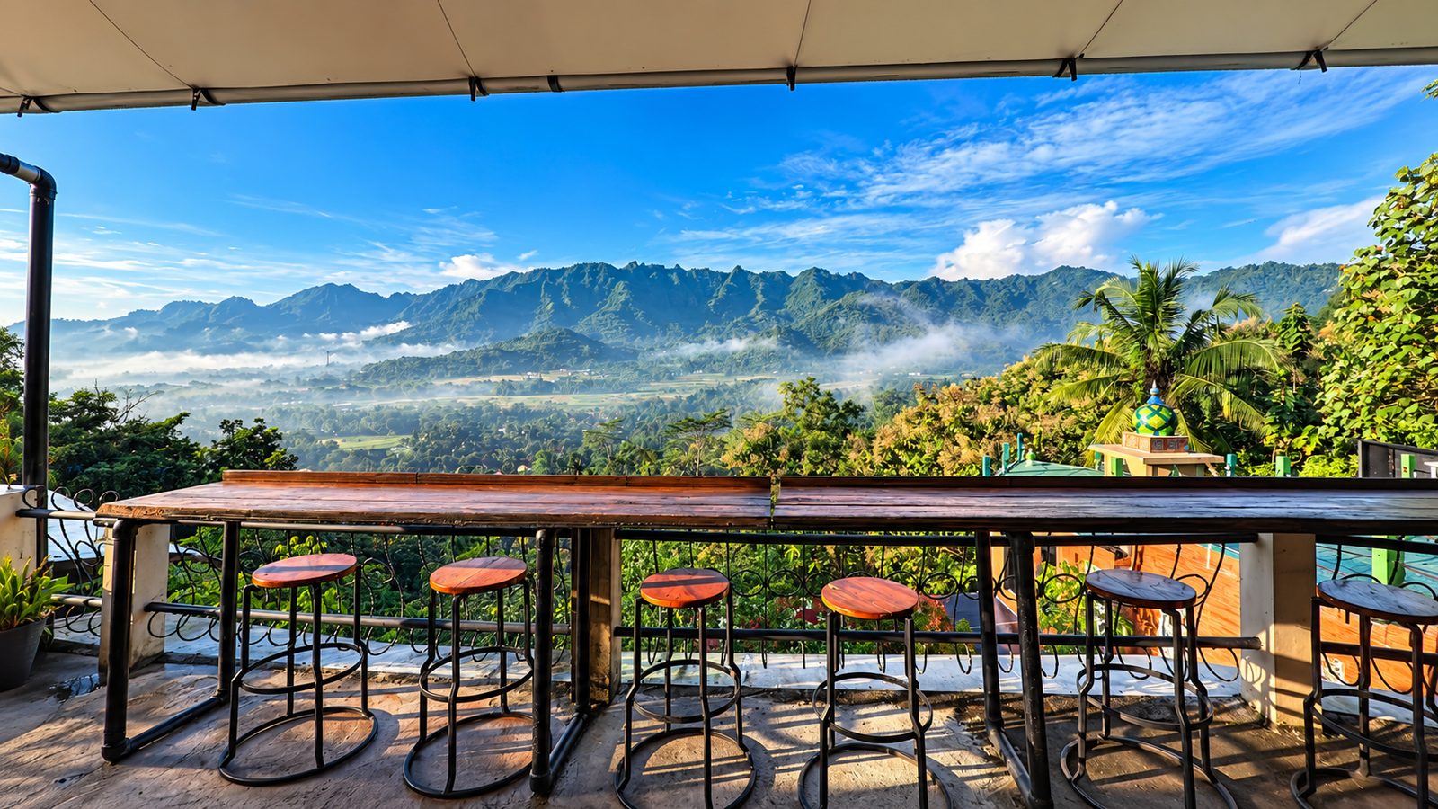 Pemandangan Perbukitan Menoreh berkabut dari teras di kawasan Bukit Rhema