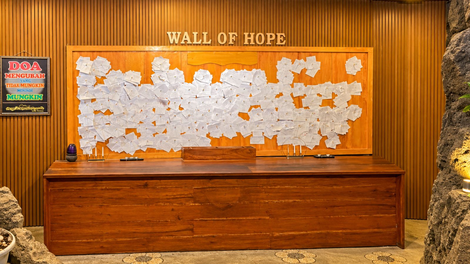 Wall of Hope di Bukit Rhema berisi lembaran doa dan harapan pengunjung