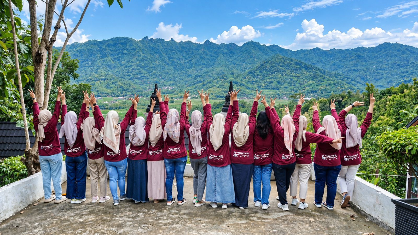 Rombongan pengunjung Rumah Doa Bukit Rhema berfoto bersama dengan latar Perbukitan Menoreh